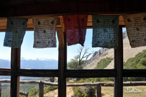 Mensagens budistas decoram o refúgio do Cerro Piltriquitrón, em El Bolsón, na Argentina